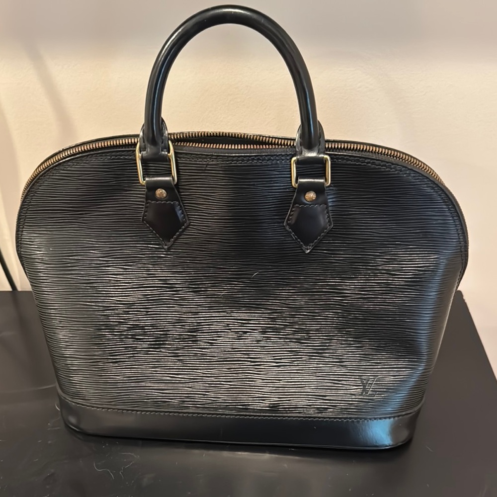 Vintage Authentic Louis Vuitton Black Epi Alma Leather Handbag